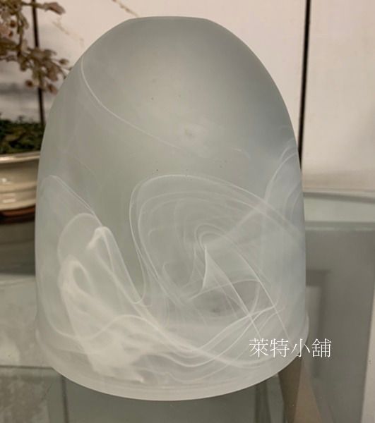 由 oct04 (刊登 ID 1379380451，圖片 1) 提交，位於 台北市 (Taipei) 的 台灣老師傅製造石紋玻璃燈罩 (類別：燈飾)，說明：直徑13.8cm高度15cm上鑽孔直徑約1.9cm 注意事項:其它賣場同步刊登中,若有意購買請先詢問 面交時間地點:上班日9：00～16：00五股凌雲路自取。