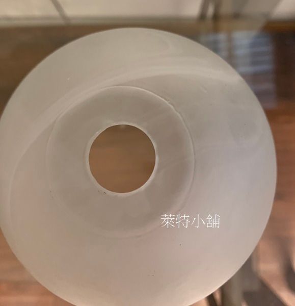 由 oct04 (刊登 ID 1379380451，圖片 2) 提交，位於 台北市 (Taipei) 的 台灣老師傅製造石紋玻璃燈罩 (類別：燈飾)，說明：直徑13.8cm高度15cm上鑽孔直徑約1.9cm 注意事項:其它賣場同步刊登中,若有意購買請先詢問 面交時間地點:上班日9：00～16：00五股凌雲路自取。