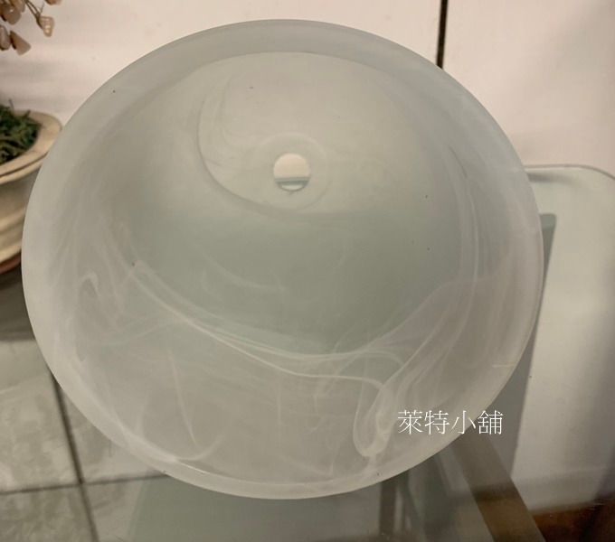 由 oct04 (刊登 ID 1379380451，圖片 3) 提交，位於 台北市 (Taipei) 的 台灣老師傅製造石紋玻璃燈罩 (類別：燈飾)，說明：直徑13.8cm高度15cm上鑽孔直徑約1.9cm 注意事項:其它賣場同步刊登中,若有意購買請先詢問 面交時間地點:上班日9：00～16：00五股凌雲路自取。