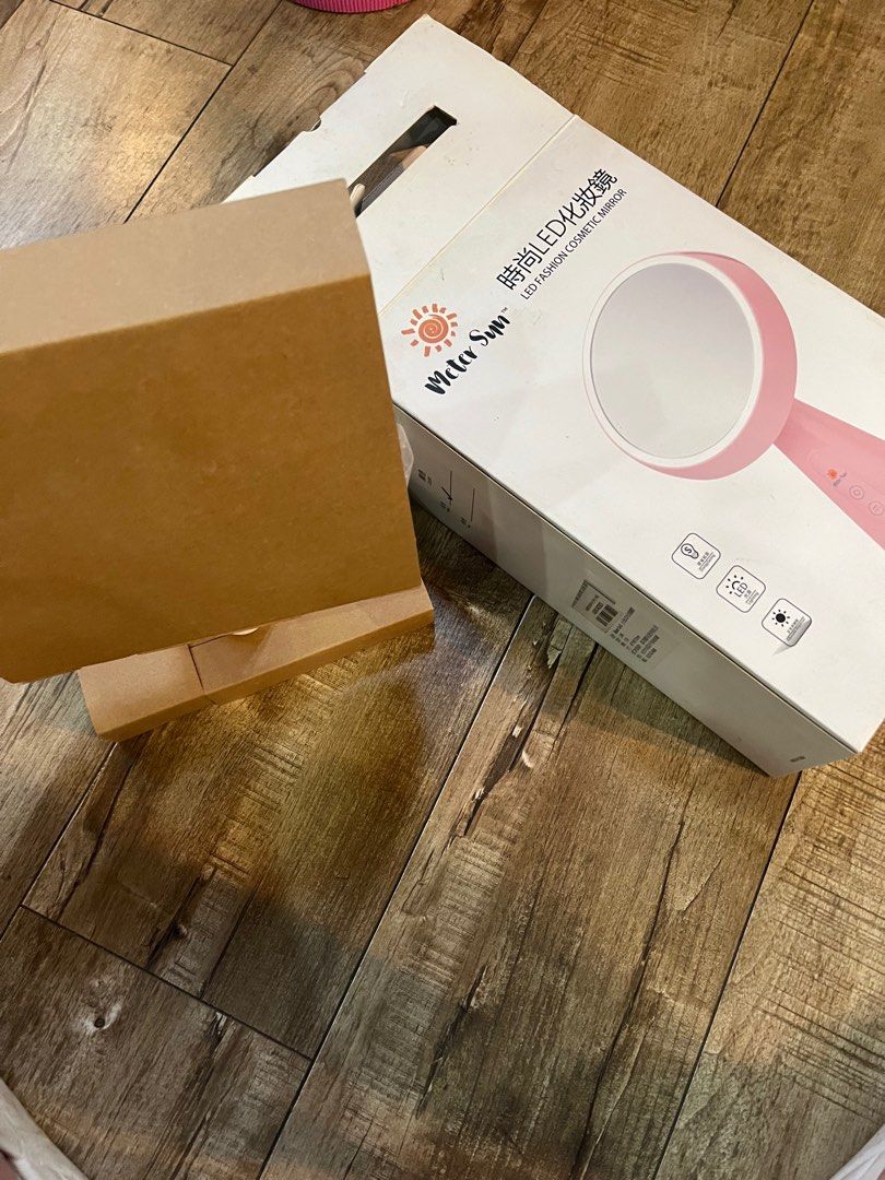 由 pktzy9wjfr39037 (刊登 ID 1379383079，圖片 2) 提交，位於 台北市 (Taipei) 的 全新化妝鏡 (類別：鏡)，說明：化妝鏡全新。