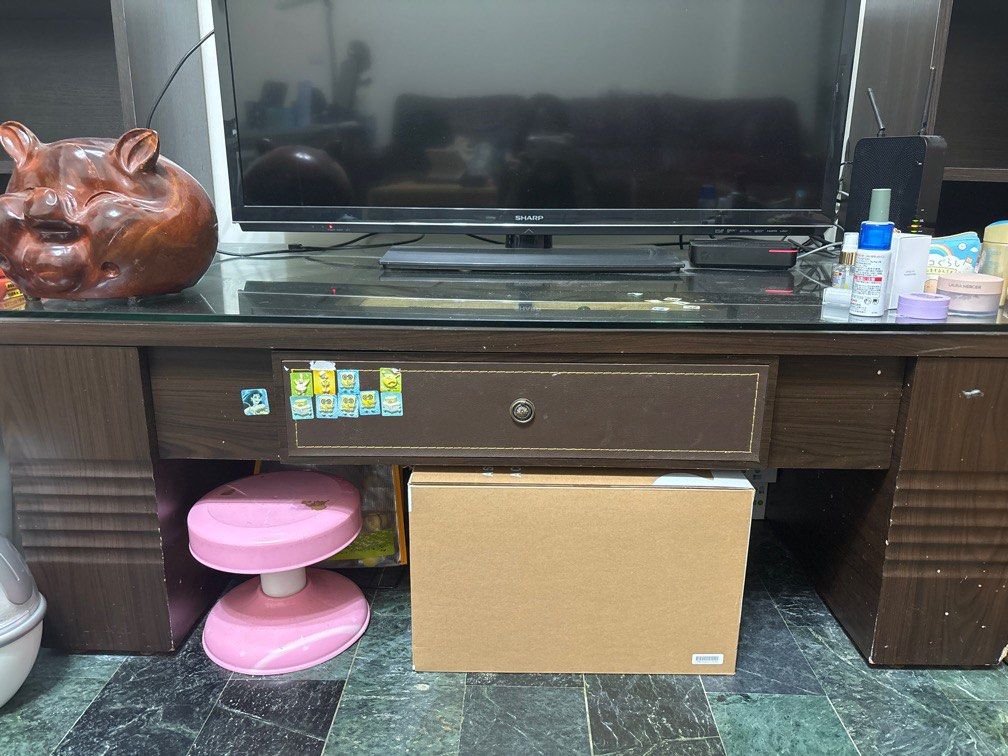 由 yating950242100 (刊登 ID 1379453546，圖片 1) 提交，位於 台北市 (Taipei) 的 圖上電視櫃 (類別：電視櫃)，說明：需自找搬運公司處理 可私訊討論。