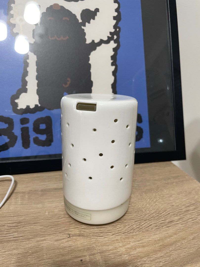 由 mswhite61086810 (刊登 ID 1379434475，圖片 3) 提交，位於 嘉義市 (Chiayi City) 的 無印良品 香粉噴霧機 (類別：居家香薰)，說明：多年前於日本購入，是當時日本限定款。 包裝完整，盒子、說明書、充電器、量杯都保留完整。 白色瓷面有裂痕，不影響使用，請自行評估。 其他請參見照片級網頁 。