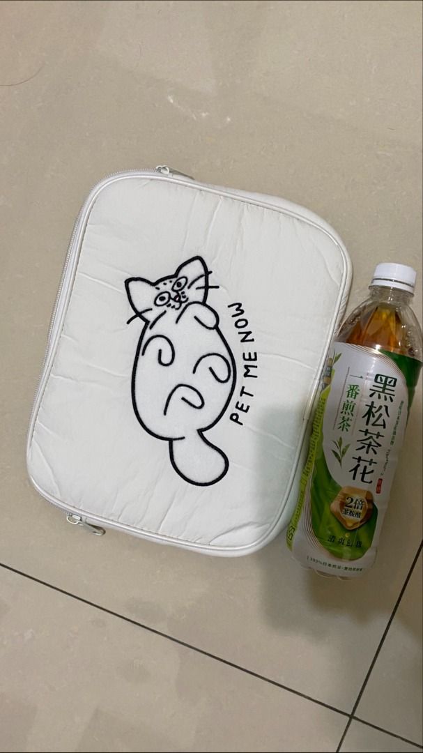 由 sellsomethingtou (刊登 ID 1379432278，圖片 1) 提交，位於 台北市 (Taipei) 的 白色 平板包 貓咪 可愛 有厚度 (類別：筆記型電腦包包)，說明：白色 平板包 貓咪 可愛 有厚度。