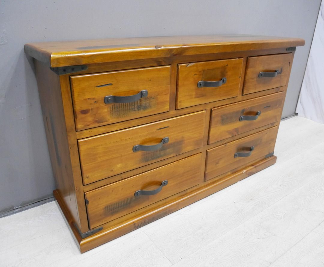 由 s0905177699 (刊登 ID 1379349131，圖片 1) 提交，位於 新北市 (New Taipei) 的 【台北二手家具】百豐悅 新北二手傢俱-二手 美式風格 實木 抽屜櫃 斗櫃 矮櫃 置物櫃 邊櫃 桃園二手家具 基隆二手家具 (類別：書櫃、櫃子)，說明：尺寸: 141*45*82 編號: AOG05S0528C ※不含造景 【百豐悅二手家具館購買須知，下標前請先詳讀！！】 1.下標前請務必確認是否還有存貨。 2.二手商品多少會有使用痕跡， 請勿以新品標準檢視。如有疑問， 歡迎使用聊聊詢問。 3.商品價格皆不含運送費用， 因為運費無法依照地區做更改， 請利用聊聊做詢問。(提供地區、樓層及有無電梯) 4.照片皆為實品拍攝，可能會有色差問題， 商品狀況仍以現場實品為主。 5.商品若非損壞、重大瑕疵，恕不接受退換貨。 如因個人問題須換貨，請自付來回運費。 6.出貨時間依照外包司機安排，由於拍賣限制出貨必須為兩天， 實際按照商家為主。 7.由於本商家有五大拍賣及實體賣場，進出