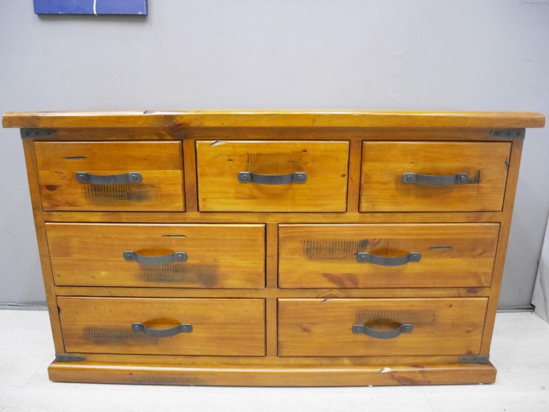 由 s0905177699 (刊登 ID 1379349131，圖片 2) 提交，位於 新北市 (New Taipei) 的 【台北二手家具】百豐悅 新北二手傢俱-二手 美式風格 實木 抽屜櫃 斗櫃 矮櫃 置物櫃 邊櫃 桃園二手家具 基隆二手家具 (類別：書櫃、櫃子)，說明：尺寸: 141*45*82 編號: AOG05S0528C ※不含造景 【百豐悅二手家具館購買須知，下標前請先詳讀！！】 1.下標前請務必確認是否還有存貨。 2.二手商品多少會有使用痕跡， 請勿以新品標準檢視。如有疑問， 歡迎使用聊聊詢問。 3.商品價格皆不含運送費用， 因為運費無法依照地區做更改， 請利用聊聊做詢問。(提供地區、樓層及有無電梯) 4.照片皆為實品拍攝，可能會有色差問題， 商品狀況仍以現場實品為主。 5.商品若非損壞、重大瑕疵，恕不接受退換貨。 如因個人問題須換貨，請自付來回運費。 6.出貨時間依照外包司機安排，由於拍賣限制出貨必須為兩天， 實際按照商家為主。 7.由於本商家有五大拍賣及實體賣場，進出