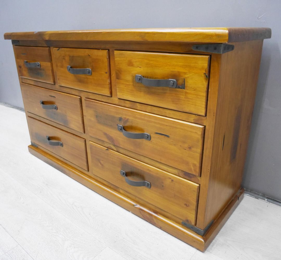 由 s0905177699 (刊登 ID 1379349131，圖片 3) 提交，位於 新北市 (New Taipei) 的 【台北二手家具】百豐悅 新北二手傢俱-二手 美式風格 實木 抽屜櫃 斗櫃 矮櫃 置物櫃 邊櫃 桃園二手家具 基隆二手家具 (類別：書櫃、櫃子)，說明：尺寸: 141*45*82 編號: AOG05S0528C ※不含造景 【百豐悅二手家具館購買須知，下標前請先詳讀！！】 1.下標前請務必確認是否還有存貨。 2.二手商品多少會有使用痕跡， 請勿以新品標準檢視。如有疑問， 歡迎使用聊聊詢問。 3.商品價格皆不含運送費用， 因為運費無法依照地區做更改， 請利用聊聊做詢問。(提供地區、樓層及有無電梯) 4.照片皆為實品拍攝，可能會有色差問題， 商品狀況仍以現場實品為主。 5.商品若非損壞、重大瑕疵，恕不接受退換貨。 如因個人問題須換貨，請自付來回運費。 6.出貨時間依照外包司機安排，由於拍賣限制出貨必須為兩天， 實際按照商家為主。 7.由於本商家有五大拍賣及實體賣場，進出