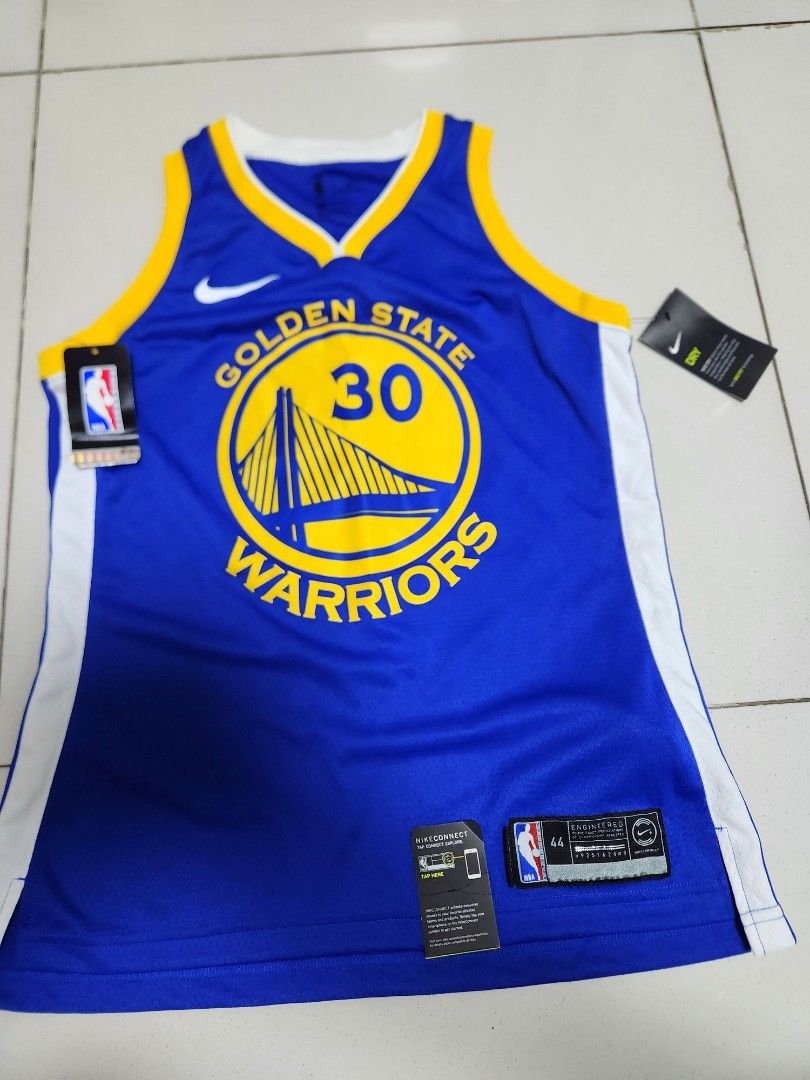 青年 NBA Curry Warriors 球衣 （分類：運動服裝）位於 Hong Kong。 由 andy100103 提交（商品編號 1379492468，圖片 1）。簡介： 全新正版 青年球衣 男女適用 南港島線交收。