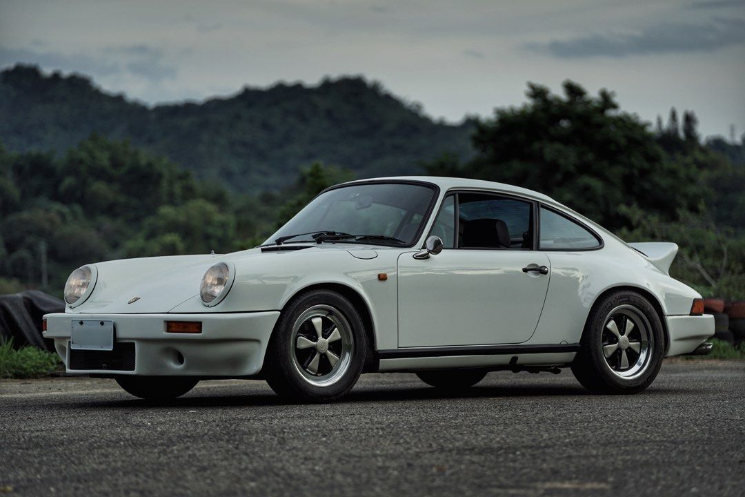 由 _99696 (刊登 ID 1379427175，圖片 1) 提交，位於 台中市 (Taichung) 的 保時捷 Porsche 911/930 Carrera 3.2 手排 (類別：汽車出售)，說明：【售】保時捷 911/930 Carrera 手排 【廠牌車型】Porsche Carrera C2 【售 價】248.8萬 可換車 【出廠年份】1984年 【總排氣量】3.2 【行駛里程】110000公里 【顏 色】白 【所 在 地】台中市 【聯絡電話】0900000600 陳 【牌照狀態】無牌 【其他說明】 1984年出廠二代911/930 空力套件 小鴨尾門 五速手排 Recaro椅 藍點主機 冷氣運作正常 引擎無漏油 車身板金漂亮 全車功能正常 日本進口 附贈日本抹消證明 有問必答。有求必應 實車在庫 非寄賣 LINE：@z99696（需加@。