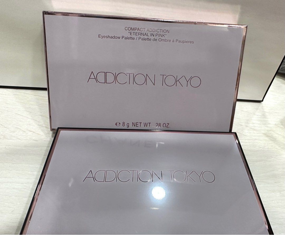 由 huhuphoebe22722 (刊登 ID 1379413873，圖片 1) 提交，位於 台北市 (Taipei) 的 全新日本ADDICTION Tokyo專櫃8色限量101眼彩盤魅癮眼采盤限量粉紅炫耀版 (類別：眼部彩妝、保養)，說明：批號SA318A，2021.08製造，全新專櫃貨。紙盒和眼影盤都是很新的。（彩妝品一般有效期限是五年）我的照片顏色比較準確喔！model示範照中的顏色有跑色。 ADDICTION ETERNAL IN PINK 101 Love and Sensitivity 特別的8色眼影盤，有珍珠、閃耀、霧面、乳霜4種質地，共2種顏色。 101 Love and Sensitivity是一套清涼的粉色系套裝，顏色從打底到最後都能用，例如紫色、帶有閃亮銀色珍珠的玫瑰色、波爾多棕。這款眼影盤可以讓你享受成熟的粉紅色系，帶有精緻的閃耀和透明度。。
