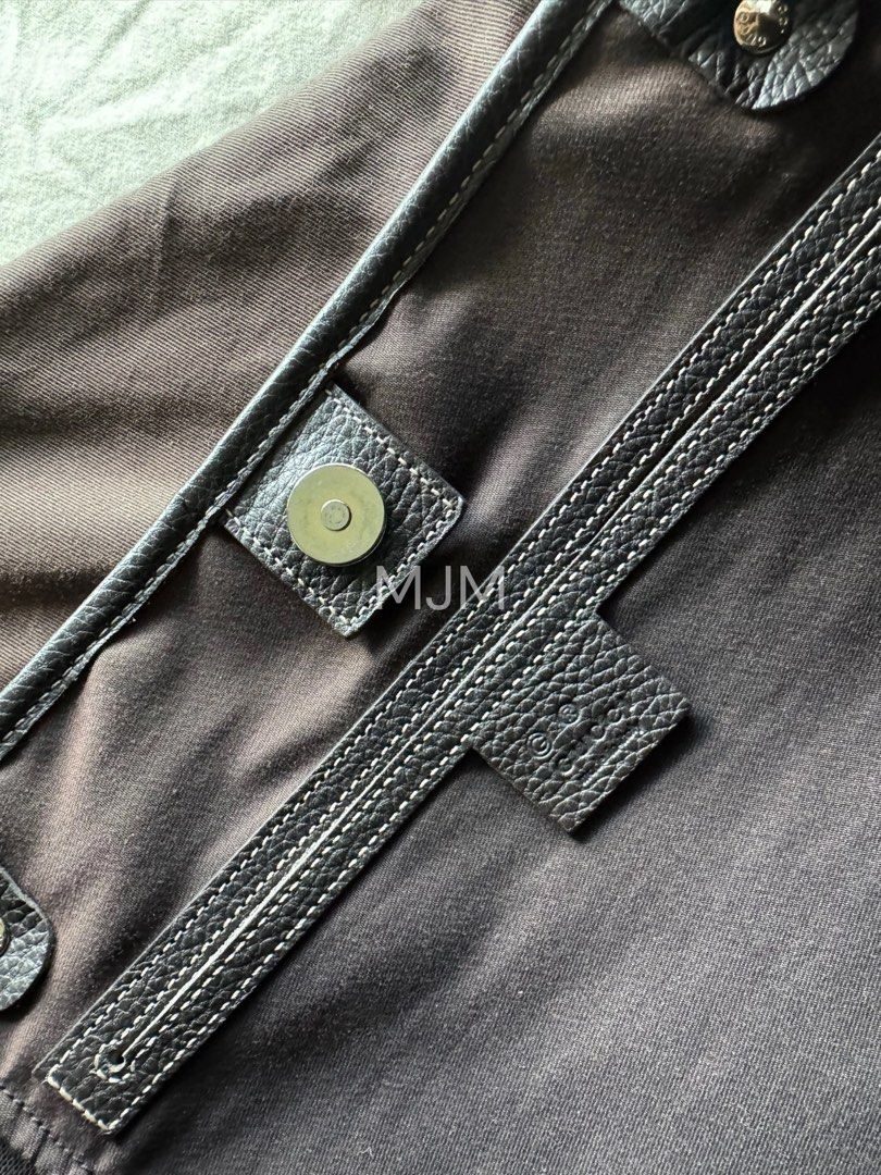 (AUTHENTIC - PRELOVED) Gucci Crystal Joy Tote Bag (Category: Luxury Bags & Wallets) located in Makati City. Submitted by gelamaythe74243 (Listing ID 1379476887, Image 3). Description: Gucci Crystal Joy Tote Bag Details: - Monogram pattern, leather trim •In good and neat condition •Can do meet-ups in/around Rockwell, Makati; and General Santos City.
