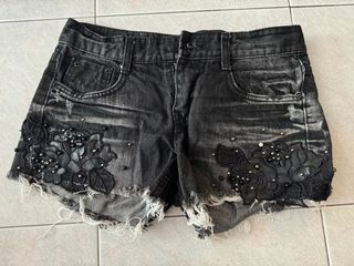 (Category: ) located in . Submitted by Charcat.Closet (Listing ID 1379385343, Image 1). Description: .