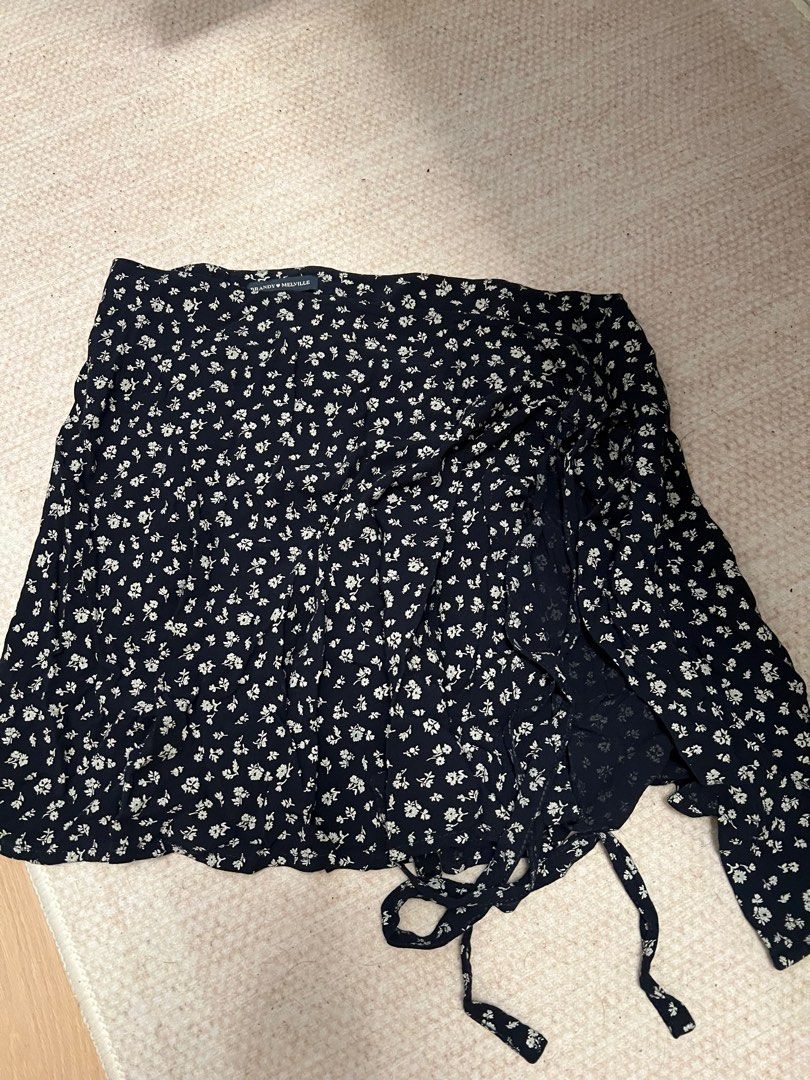 brandy melville wrap skirt, 女裝, 褲&半截裙, 裙 - Carousell