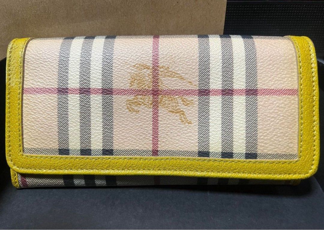 Burberry Wallet (Category: Luxury Bags & Wallets) located in Cavite. Submitted by lovedfrommycloset (Listing ID 1379386419, Image 1). Description: 💯% original! .