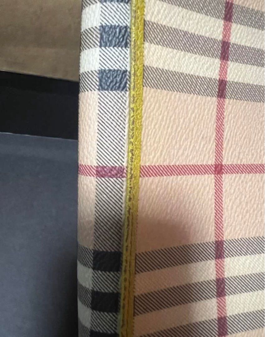 Burberry Wallet (Category: Luxury Bags & Wallets) located in Cavite. Submitted by lovedfrommycloset (Listing ID 1379386419, Image 3). Description: 💯% original! .