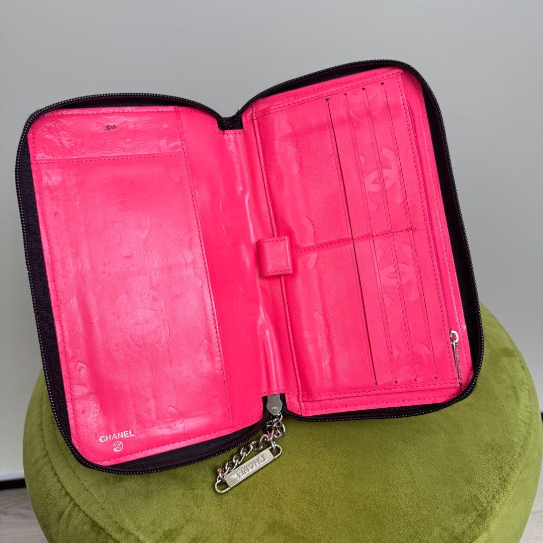 Chanel (Category: Luxury Bags & Wallets) located in Daraga. Submitted by luxbicolph (Listing ID 1379520754, Image 3). Description: .