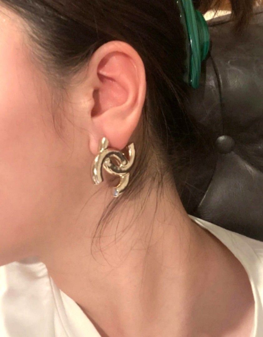 CHANEL Large Earrings (Category: Luxury Accessories) located in Paranaque City. Submitted by par18 (Listing ID 1351865457, Image 1). Description: worn by BLACKPINK's Jennie ANNE CURTIS.