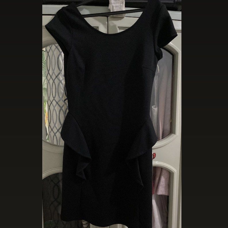 Chic Black Bodycon Pemplum Dress (Category: Dresses) located in Laoag. Submitted by yve__ (Listing ID 1379445454, Image 2). Description: Condition: Never been used. still with tag Size: XS-S Color: Black Best for Occasions, Formal events, Office wear, Classy Night Out Detail: Smooth, comfortable stretch fabric, peplum ruffle accents on both sides, Back zipper closure, Above-the-knee length PRICE IS NEGOTIABLE! Payment first. Please note that the 