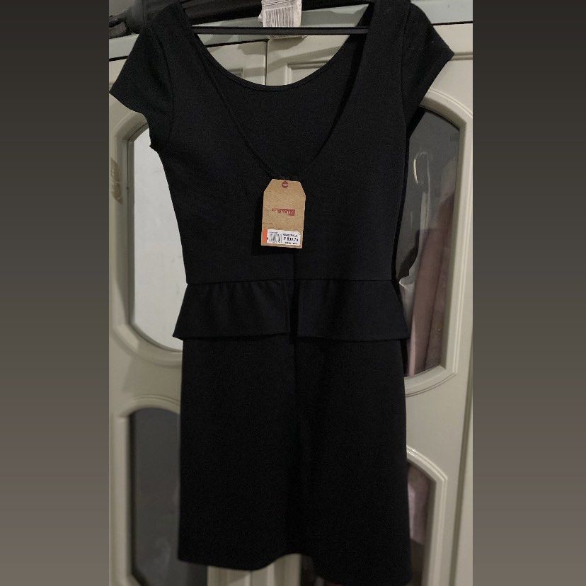 Chic Black Bodycon Pemplum Dress (Category: Dresses) located in Laoag. Submitted by yve__ (Listing ID 1379445454, Image 3). Description: Condition: Never been used. still with tag Size: XS-S Color: Black Best for Occasions, Formal events, Office wear, Classy Night Out Detail: Smooth, comfortable stretch fabric, peplum ruffle accents on both sides, Back zipper closure, Above-the-knee length PRICE IS NEGOTIABLE! Payment first. Please note that the 