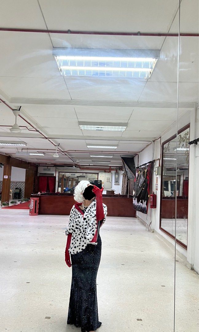 Cruella Costume (Category: Announcements) located in Kuala Lumpur. Submitted by shop.preloved.miss (Listing ID 1379341763, Image 2). Description: dress (Size Xs-M) pinggang 28 can fit tapi sempit sikit, i pinggang 26/28 mcm tu. cloak ✅ 5 set cruella ✅ Guna sekali je for Dinner ✅ Real price boleh tgk kat apps oren 😆 dress i include je ,bagi murah sbb tak guna .. New ✅ Guna sekali je ✅.