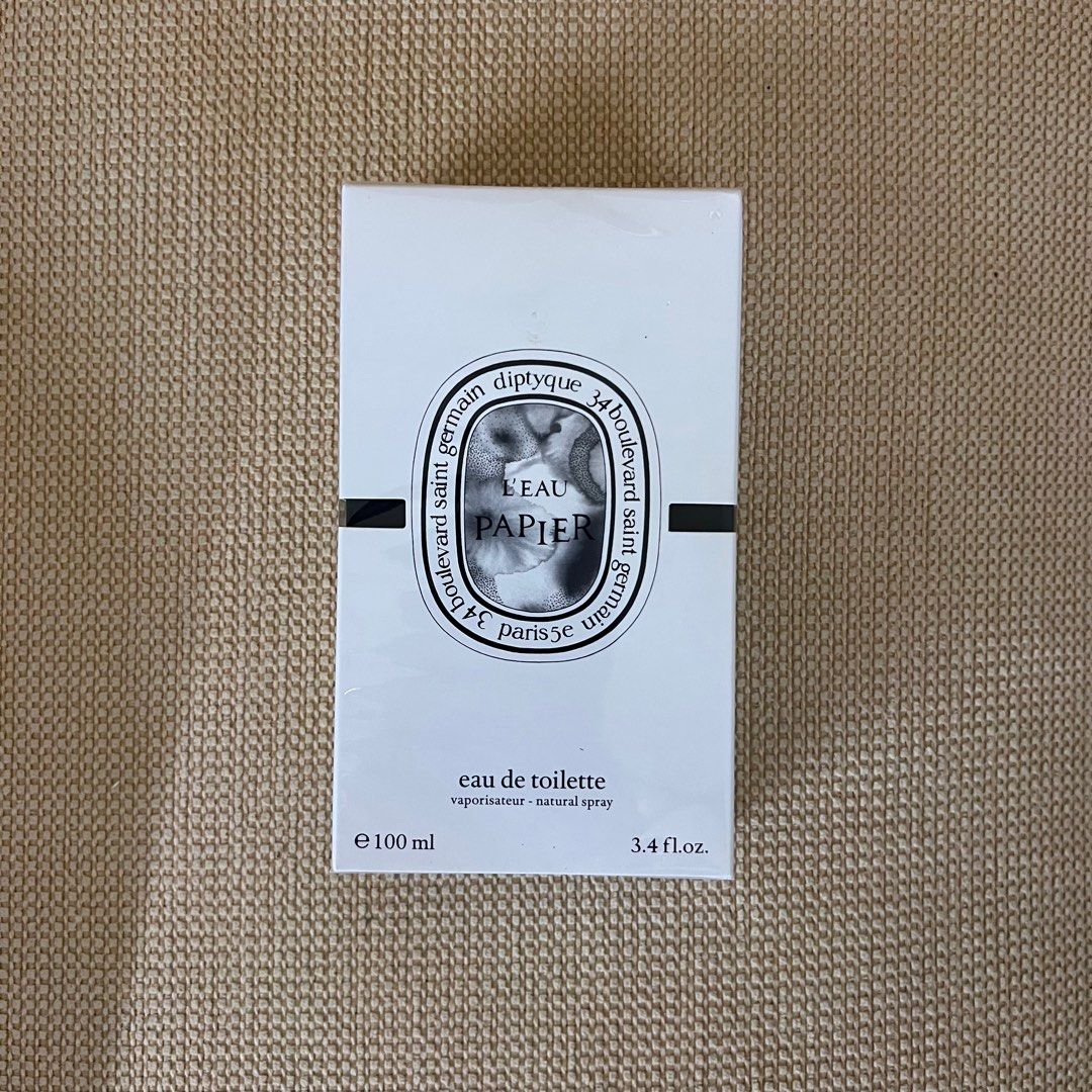 由 willy54321 (刊登 ID 1379517980，圖片 1) 提交，位於 台北市 (Taipei) 的 Diptyque Eau Papier 紙染之水淡香水100ml (類別：香水、體香劑)，說明：墨痕於白色紙面漸漸散開，光影綻放，化成幻境。L’Eau Papier(紙染之水)盡展想像之翼，以手、墨與紙共同凝聚獨一無二的創意瞬間。 一場獨具風韻的邂逅，直擊麝香香調核心，彰顯多重香氛魅力。麝香浮動，於所有肌膚之上散發動人芬芳，恰似紙面悠然浸開的墨蹟，令夢想與畫面飛揚。 精妙米香與麝香相映成趣，淋漓盡致呈現紙面顆粒質感，再輔以明媚怡人的含羞草香氣與深植其間的流金木香，紙染之水可謂獨具風韻。 全新未拆封。。