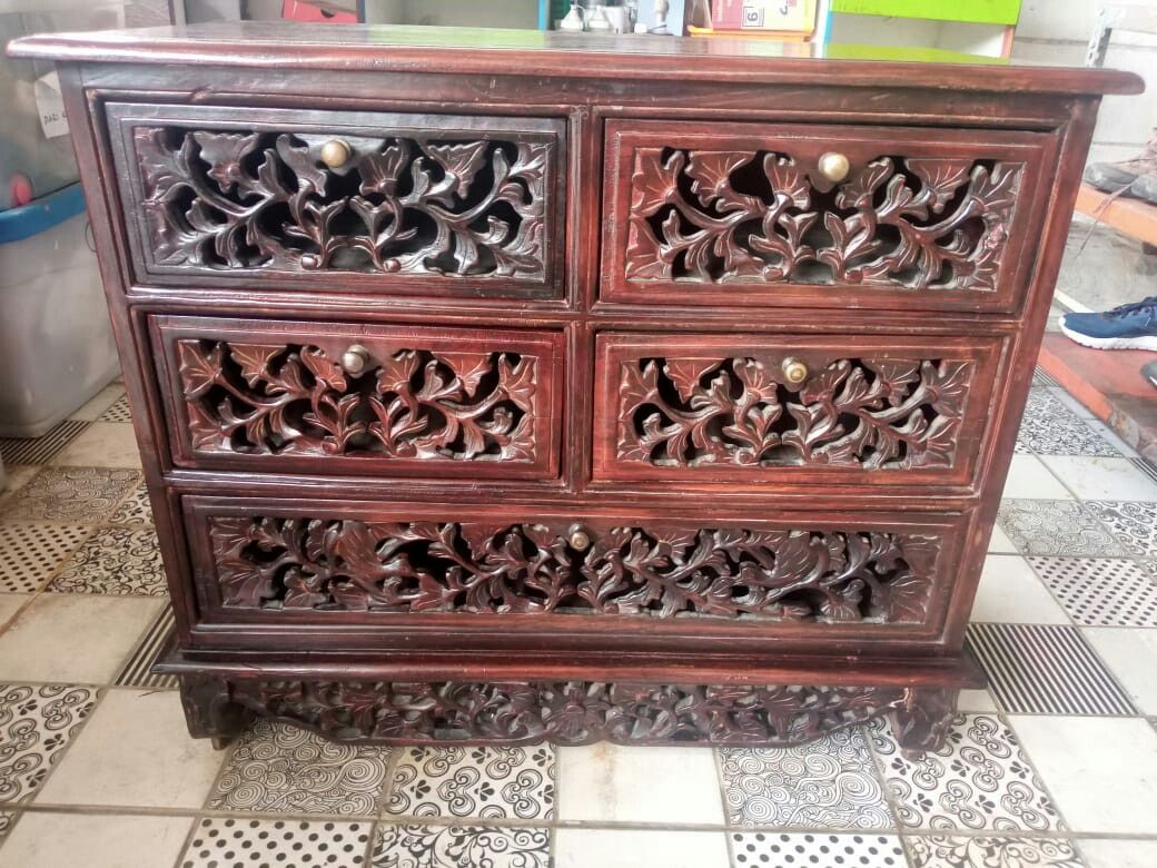 Drawer Antik jati tua 80 x 39 tinggi 67 cm (Kategori: Furnitur Antik) berada di Jakarta Pusat. Dikirim oleh randi2012 (ID iklan 1379359539, Gambar 1). Deskripsi: warisan babe bisa antar sekitaran.