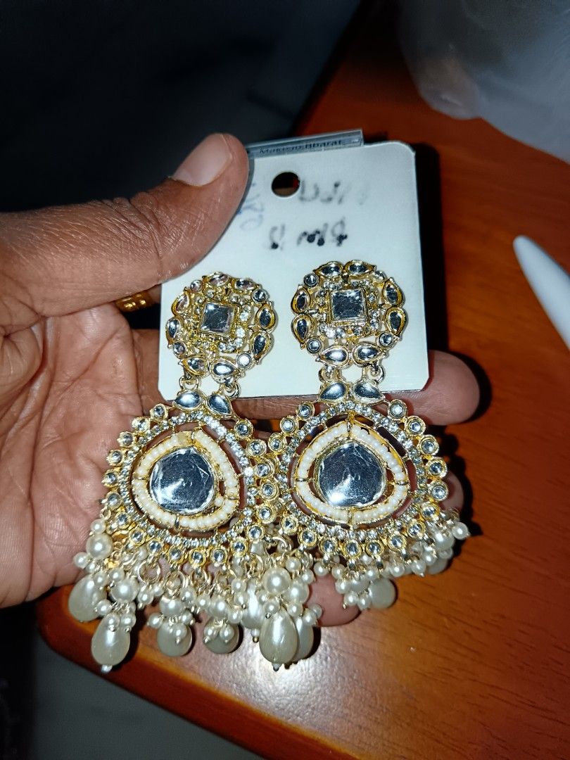 Earring (Category: Earrings) located in Singapore. Submitted by maria7971 (Listing ID 1379443299, Image 3). Description: .