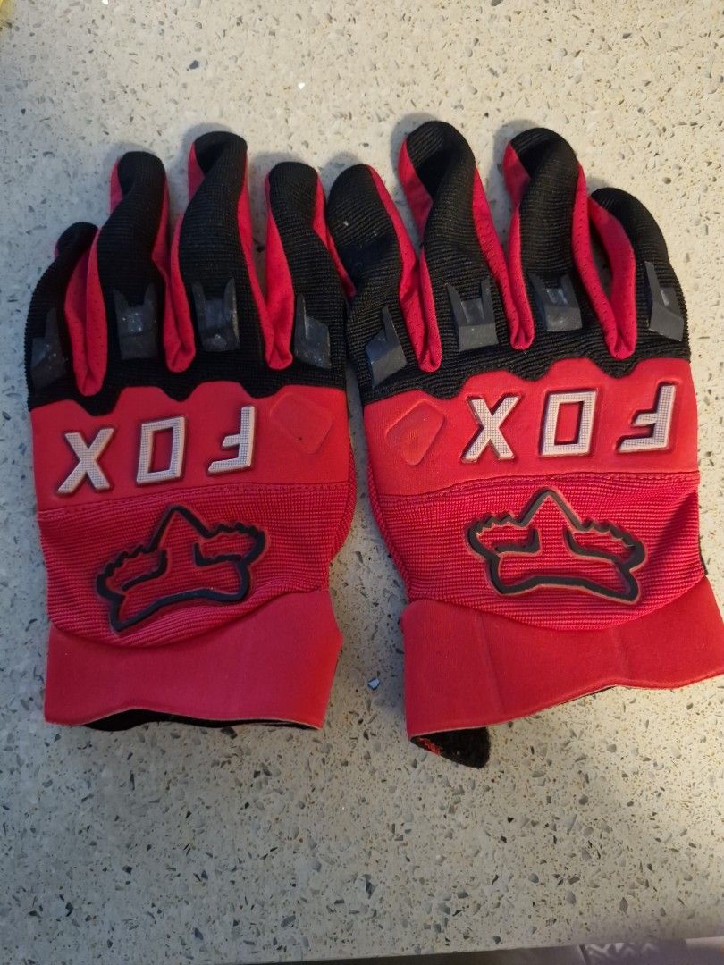 Fox MTB/Motorcycle gloves (Category: Motorcycle Apparel) located in Singapore. Submitted by ilovethicklatinas (Listing ID 1379440028, Image 1). Description: Bought 2 years ago, but haven't used before. been sitting in the cupboard for 2 years. Size L (normal hand size).