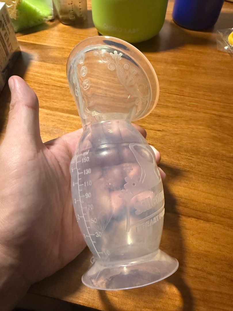 Haakaa Silicone Breast Pump (Category: Breastfeeding & Bottle Feeding) located in Singapore. Submitted by takkoballz (Listing ID 1379459244, Image 3). Description: Have only used it for less than 5 times. Should you be interested, we will gladly wash and sterilise it before your collection..