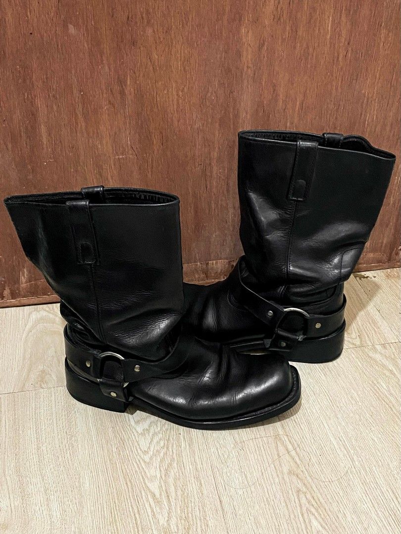 High Cut Leather Pointy Boots (Category: Boots) located in Cabuyao City. Submitted by lackingly (Listing ID 1379464535, Image 3). Description: Highcut Leather Boots (no id) ₱ 5,000 php( + shipping if lalamove ) negotiable just drop offers ₱ 2000 + shipping php TODAY (28.5cm insole) 30 cm outsole 43-45 EU 2 inch heel height lowkey looks like ysl because of the harness lol check slides for the issue (crack prints) shaft height is close to the knee 