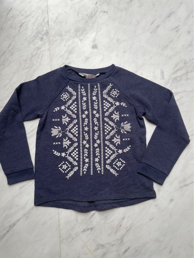H&M Embroidered Sweatshirt - Size 4-6 (Category: Babies & Kids Fashion) located in Singapore. Submitted by joplip (Listing ID 1379360355, Image 1). Description: Adorable H&M sweatshirt with white embroidery. Perfect for cold weather holidays or just to the movie theatre! Size 5/6. .