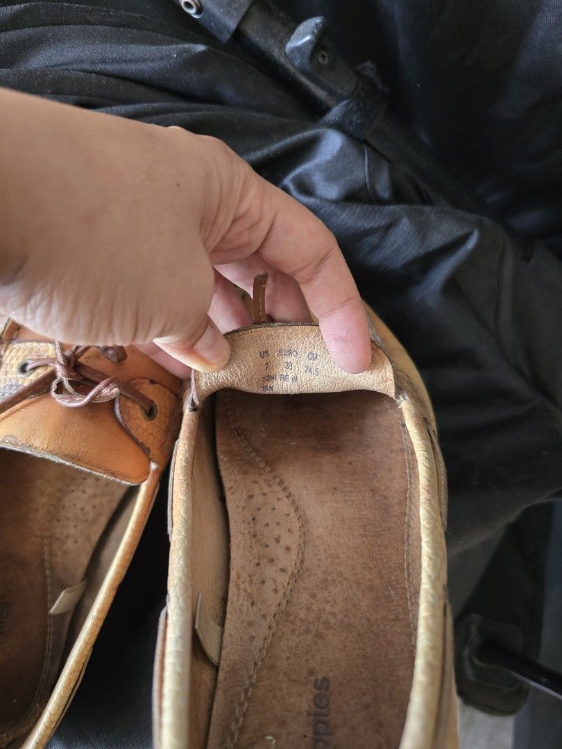 Hush Puppies leather shoes (Category: Loafers) located in Cavite. Submitted by eylinemdi (Listing ID 1379330083, Image 2). Description: .