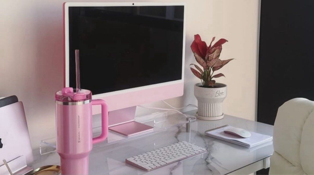 IMac (Category: Desktops) located in Singapore. Submitted by pweetynely (Listing ID 1379405719, Image 1). Description: Apple M4 chip with 8-core CPU, 8-core GPU, 16‑core Neural Engine 24-inch 4.5K Retina display² / Standard glass 16GB unified memory 256GB SSD storage Two Thunderbolt / USB 4 ports Magic Mouse Magic Keyboard - US English No Box Like New - Not used often Self Collect Fast Deal @ $1400.