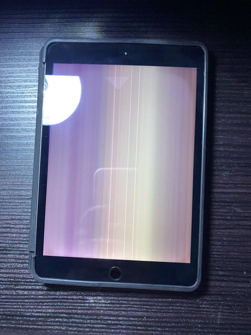 IPAD MINI 3 (NOT WORKING - LCD PROBLEM) 32gb (Category: iPad) located in Calamba. Submitted by mrbrndth (Listing ID 1379448492, Image 2). Description: -For parts 📍Calamba, Laguna .