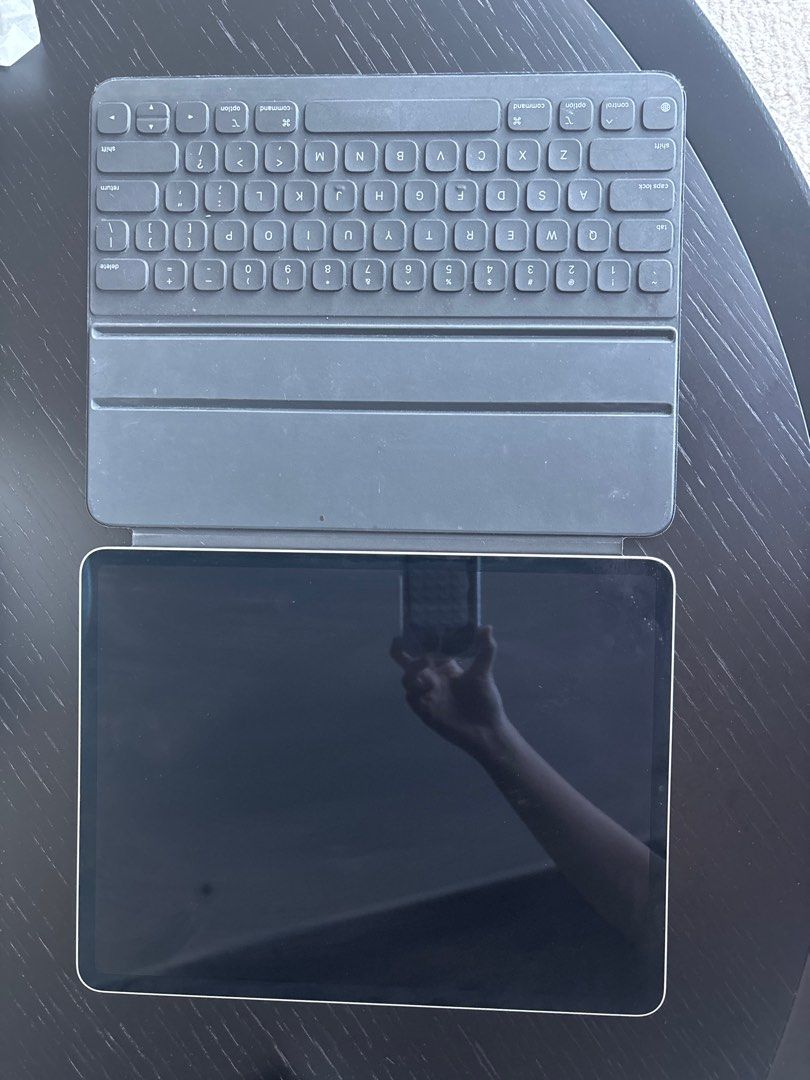iPad Pro 6 12.9" WiFi (2022) Silver 256GB (Category: iPad) located in Singapore. Submitted by ha330 (Listing ID 1379376951, Image 1). Description: iPad Pro 13 inch 6th generation Used for 3 years Comes with free keyboard No scratches at all Dm for more info .