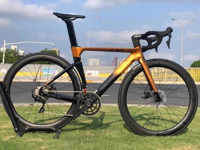 Java Furco (Category: Bicycles) located in Singapore. Submitted by melvinjq (Listing ID 1379335163, Image 4). Description: Frame: J-AIR Fuoco carbon aerodynamics frame with UCI certified,12×142mm thru-axle, Flat Mount Disc Fork: JAVA Fuoco, Carbon,12×100mm thru-axle, Flat Mount Disc Shifter: Shimano 105 R7000,11 speed Front derailleur: Shimano 105 R7000,braze-on Rear derailleur: Shimano 105 R7000,shadow design Crank: Decaf Forged CNC,170mm,50-34T