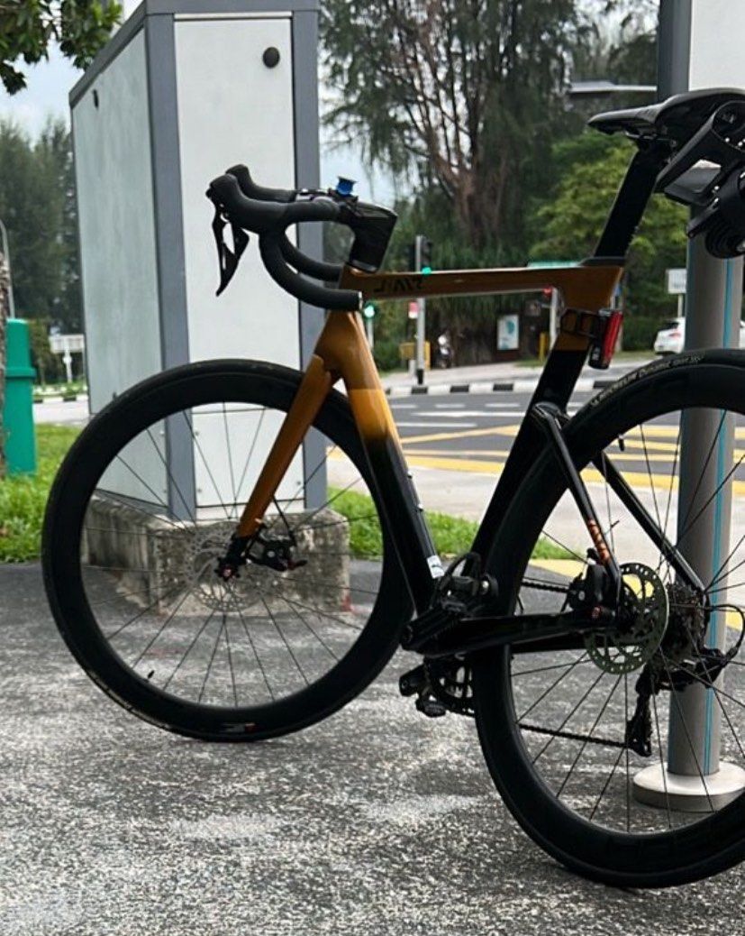 Java Furco (Category: Bicycles) located in Singapore. Submitted by melvinjq (Listing ID 1379335163, Image 2). Description: Frame: J-AIR Fuoco carbon aerodynamics frame with UCI certified,12×142mm thru-axle, Flat Mount Disc Fork: JAVA Fuoco, Carbon,12×100mm thru-axle, Flat Mount Disc Shifter: Shimano 105 R7000,11 speed Front derailleur: Shimano 105 R7000,braze-on Rear derailleur: Shimano 105 R7000,shadow design Crank: Decaf Forged CNC,170mm,50-34T