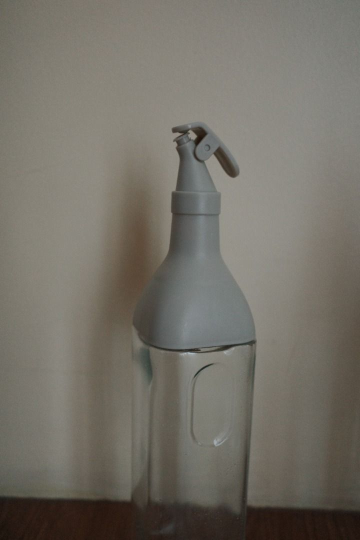 Kitchen Condiments Bottle (Category: Other Kitchenware & Tableware) located in Quezon City. Submitted by thethriftedit_ (Listing ID 1379466176, Image 2). Description: 🏷️ P100 FOR ALL ♻️ Leaks a little but could possibly be repaired 📍 Available for pickup at: Cainta.