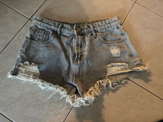 (Category: ) located in . Submitted by Charcat.Closet (Listing ID 1379383399, Image 1). Description: .
