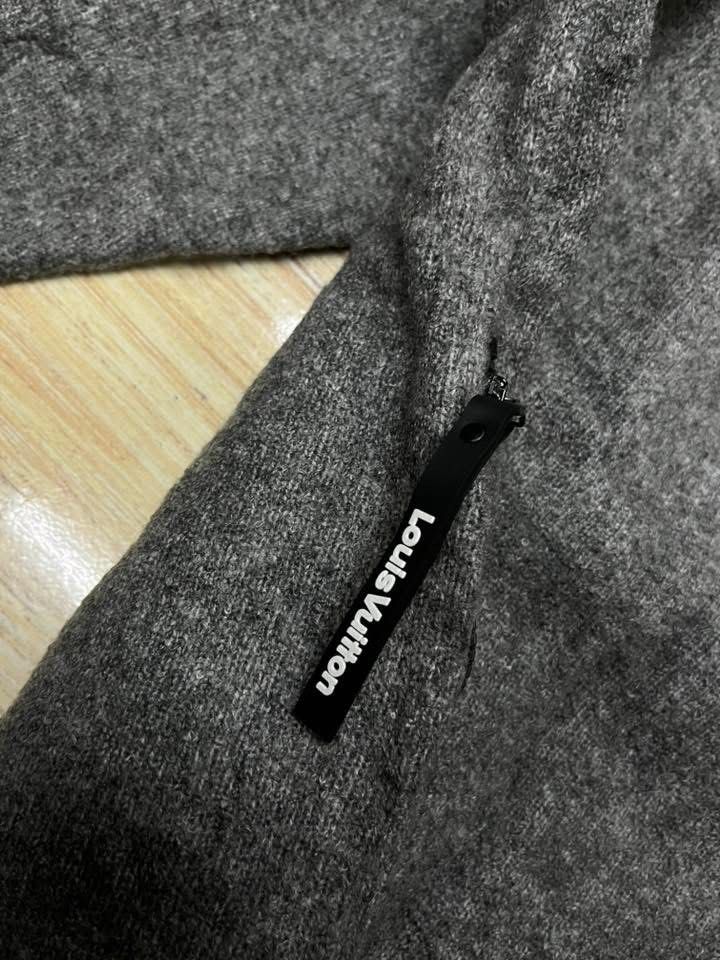 LOUIS VUITTON KNIT SWEATER (Category: Luxury Apparel) located in Baguio. Submitted by donedeal_2600 (Listing ID 1379512256, Image 3). Description: Dimes: 23x26 stretchable Condition: Like new to brand new Color rate: 10/10 Complete tags Check photos for more details No issue .