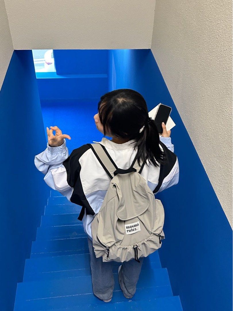 由 oh2hand (刊登 ID 1379441688，圖片 2) 提交，位於 台北市 (Taipei) 的 Masmarulez招牌防潑水超大後背包 灰色 (類別：筆記型電腦包包)，說明：單件免運！買錯顏色故售出 不二價😢 好背又好裝的包包～三天兩夜旅遊也很適合！ 裝筆電、平板完全可以，所以也可以當上學包 尺寸：34*40*16公分。