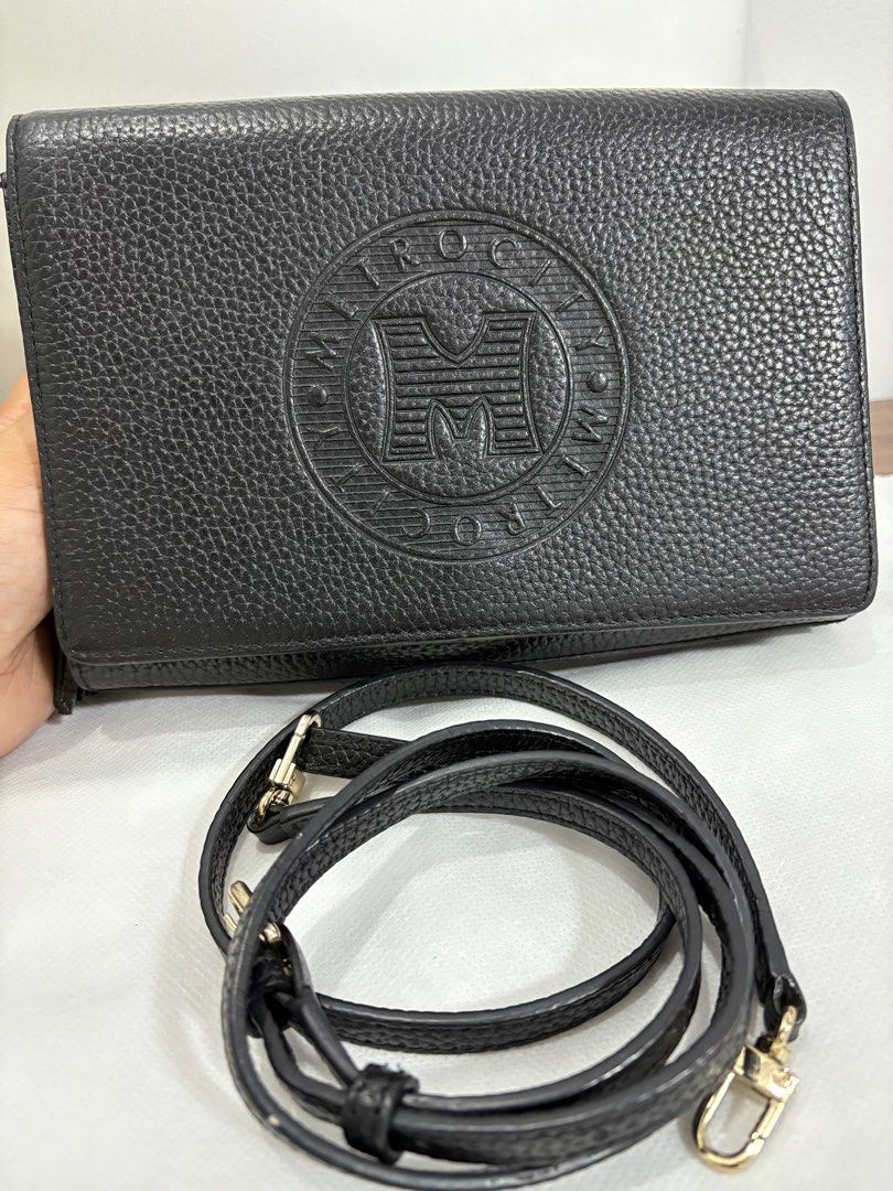 Metrocity Sling Bag (Category: Cross-body Bags) located in Tarlac. Submitted by denfernando (Listing ID 1379493179, Image 1). Description: Minimal flaws, barely unnoticeable Message me for more photos .