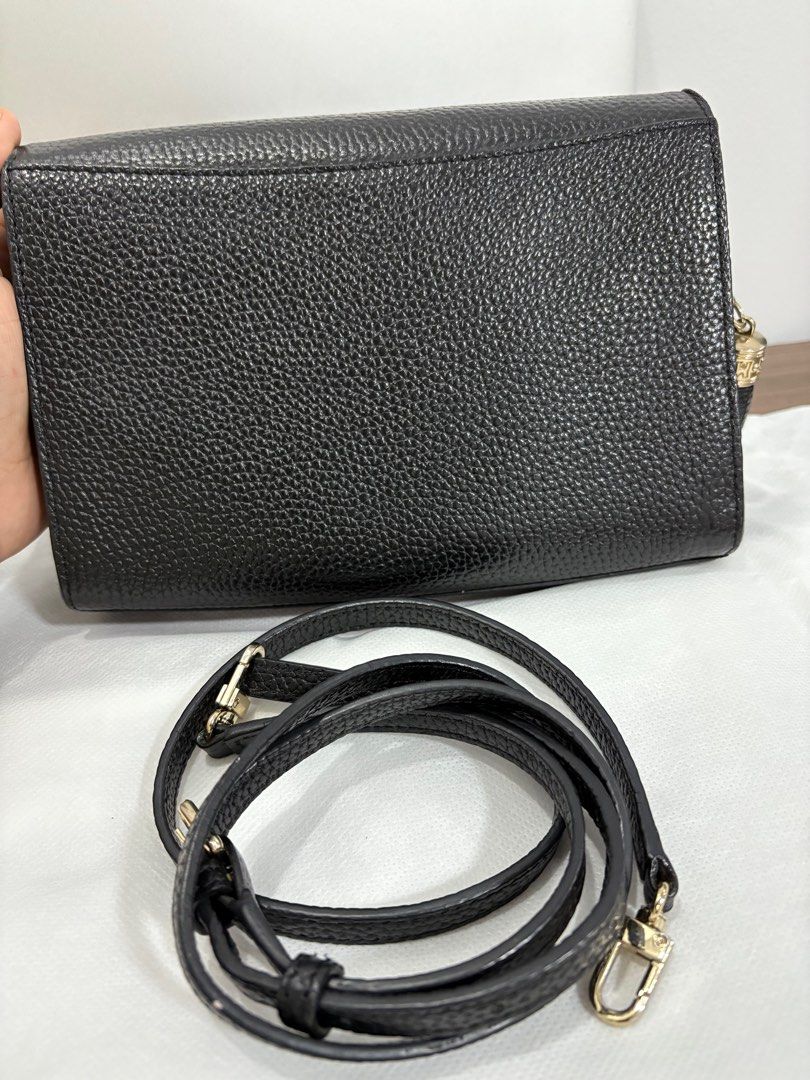 Metrocity Sling Bag (Category: Cross-body Bags) located in Tarlac. Submitted by denfernando (Listing ID 1379493179, Image 2). Description: Minimal flaws, barely unnoticeable Message me for more photos .
