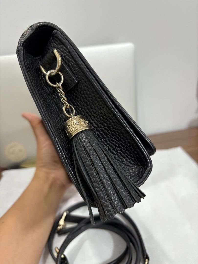 Metrocity Sling Bag (Category: Cross-body Bags) located in Tarlac. Submitted by denfernando (Listing ID 1379493179, Image 3). Description: Minimal flaws, barely unnoticeable Message me for more photos .