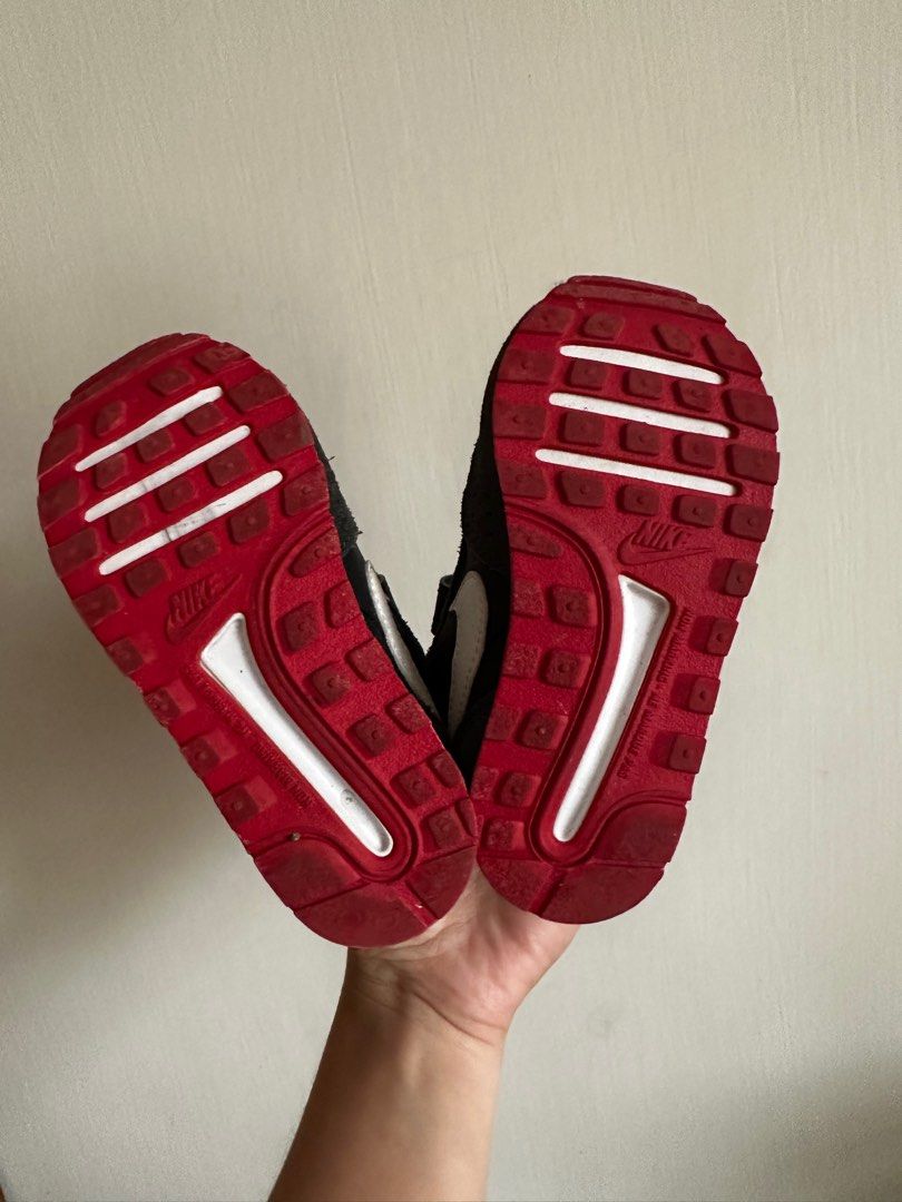 由 michelle82438 (刊登 ID 1379390904，圖片 3) 提交，位於 台南市 (Tainan) 的 Nike兒童球鞋13cm (類別：嬰兒及兒童流行時尚)，說明：。
