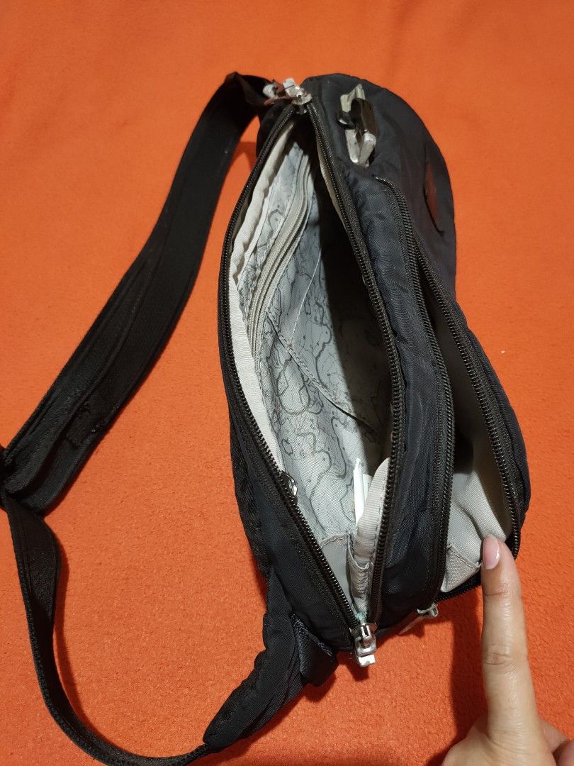 Pacsafe Vibe 150 Sling Pack (Category: Sling Bags) located in Quezon City. Submitted by jhaneth21 (Listing ID 1379362944, Image 3). Description: Black Single Strap Sling Pack Color Rate: 9/10 Padded Back Size: 13" x 7" x 2.5".