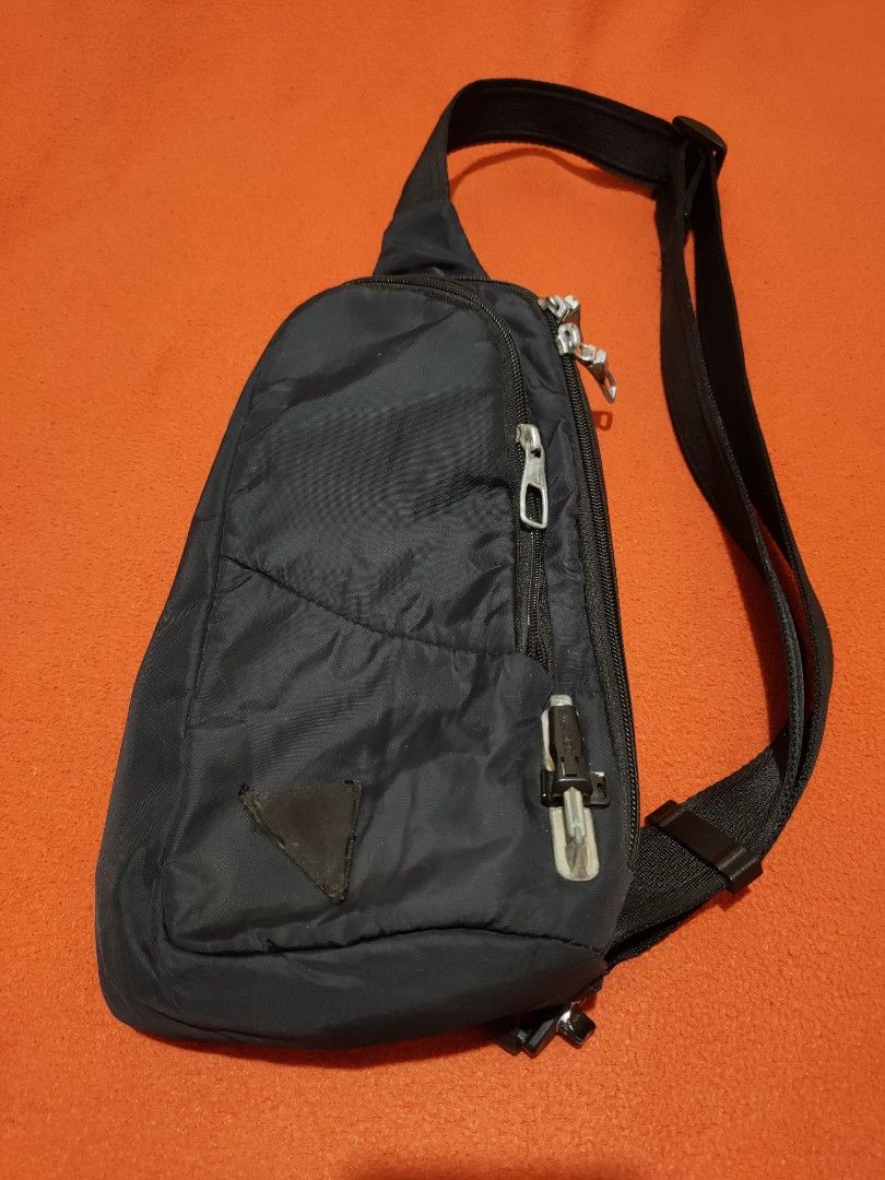 Pacsafe Vibe 150 Sling Pack (Category: Sling Bags) located in Quezon City. Submitted by jhaneth21 (Listing ID 1379362944, Image 1). Description: Black Single Strap Sling Pack Color Rate: 9/10 Padded Back Size: 13" x 7" x 2.5".