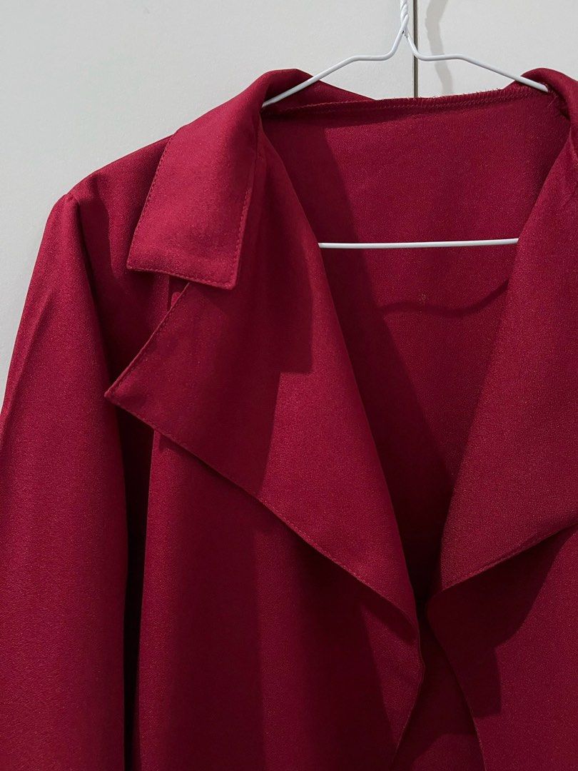(PRELOVED) BASIC OUTER/BASIC BLAZER (Kategori: Baju Luaran) berada di Tangerang. Dikirim oleh helloola (ID iklan 1379519147, Gambar 2). Deskripsi: (PRELOVED) BASIC OUTER/BASIC BLAZER in Maroon FreeSize LD 102CM, P 70CM Material: Mosscrepe Condition: Like New, baru dipakai sekali Mirip blazer merche .