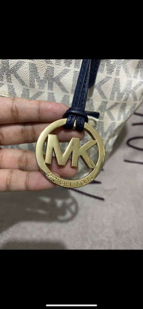 Preloved mk tote bag (Category: Luxury Bags & Wallets) located in Bulacan. Submitted by alfredcarp0905 (Listing ID 1379477564, Image 3). Description: PRELOVED!!!! MINIMAL SIGN OF USE ONLY WALA PONG SIRA SOLD AS IS DM TO PURCHASE.