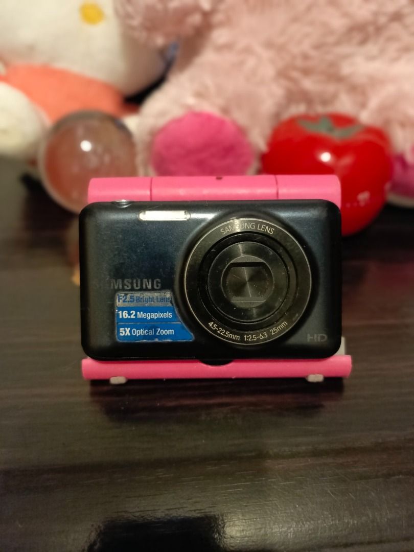 Samsung ES95 (Category: Cameras) located in Quezon City. Submitted by pixellea1 (Listing ID 1379441229, Image 1). Description: Samsung ES95 ⚡︎ Price: 600 » Honest Issue: White screen/LCD (all working - flash & zoom) Based in QC Unli video call! PM for details & sample shots ^^ » INCLUSION: UNIT & BEADED STRAP ONLY (+additional fee for battery & SD card) » Open for MEET-UP within QC only | 100-300 pesos handling fee » MOD (Mode of Delivery): Lalam