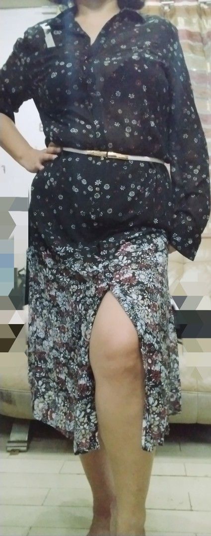 Maxi Satin longsleeve dress (Category: Dresses) located in Marikina City. Submitted by izzy_00 (Listing ID 1379331841, Image 2). Description: soft satin black in color w/ floral print no pocket with blk inner.